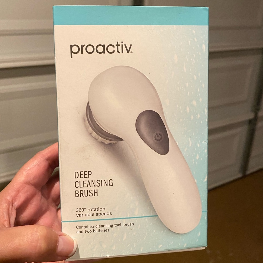 Proactive deep cleansing brush